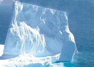 Ampie banchise di ghiaccio si distaccano e crollano nell’Antartico